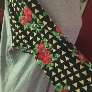 LULAROE RANDY SZ 2x, roses, black, & white sleeves